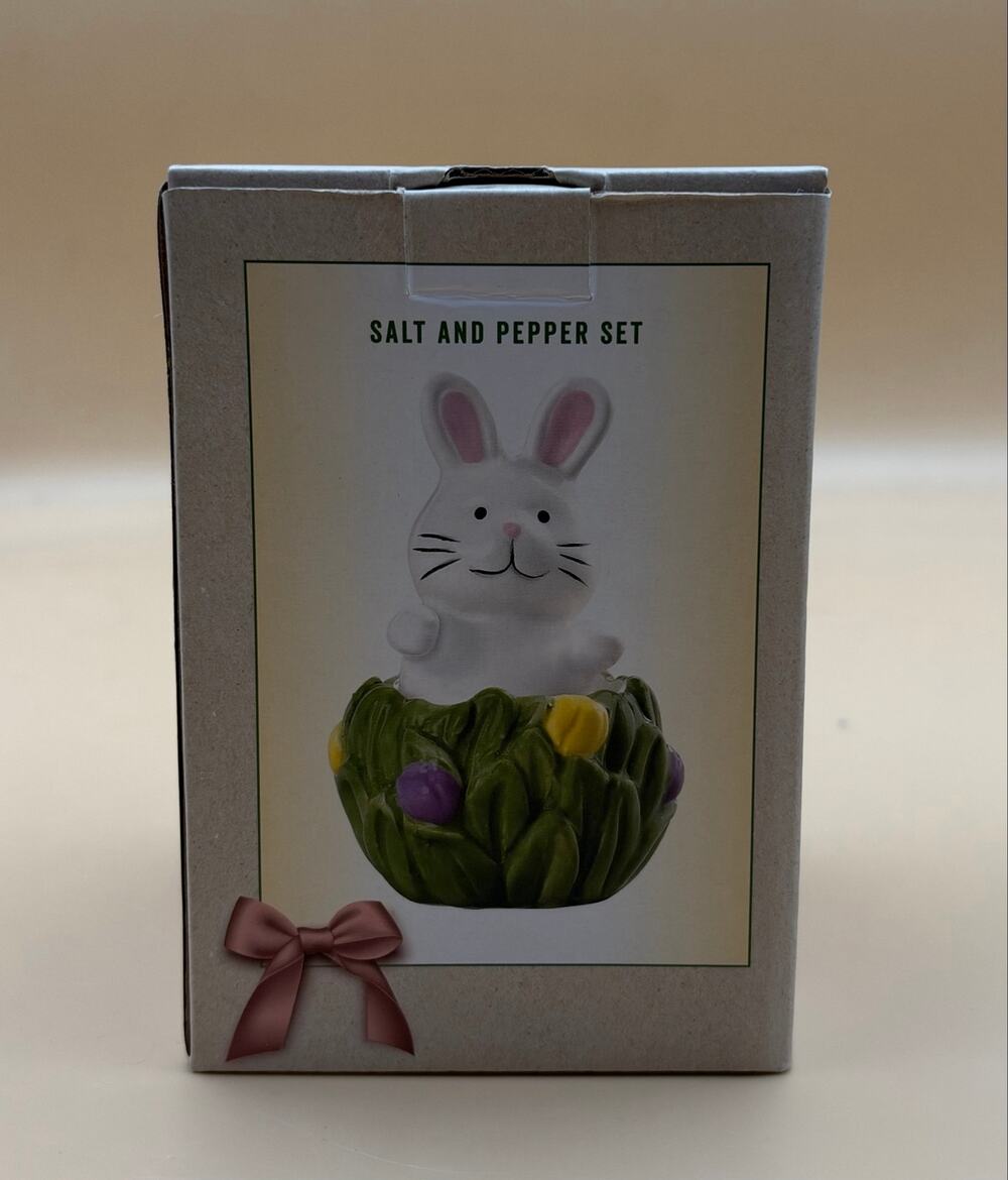 Cracker Barrel Easter Bunny Salt Pepper Shaker Set Basket w/ Original Box